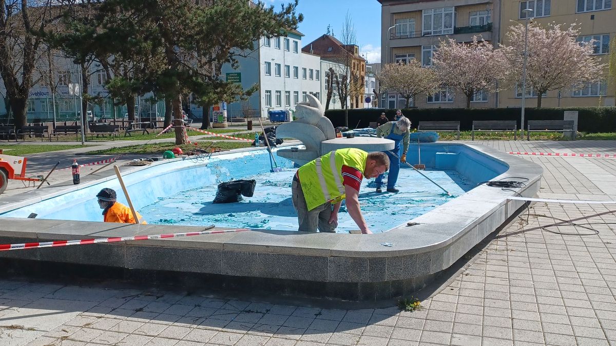 V Prostějově opravují kašnu, poškozené dno propouštělo vodu
